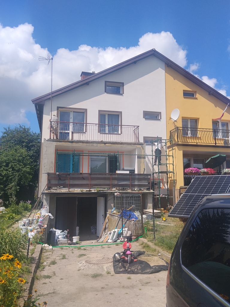 Realizacja docieplenia budynku styropianem - zdjęcia w trakcie i po